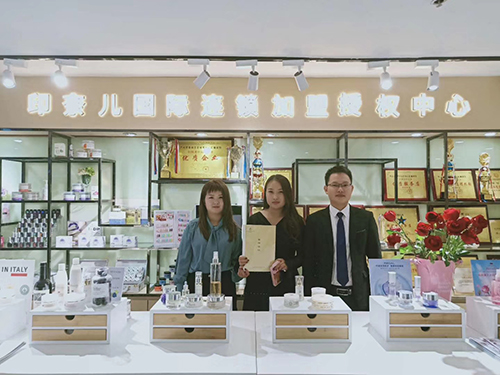 熱烈祝賀廣東深圳董女士姊妹與印奈兒美甲美容加盟店簽約成功